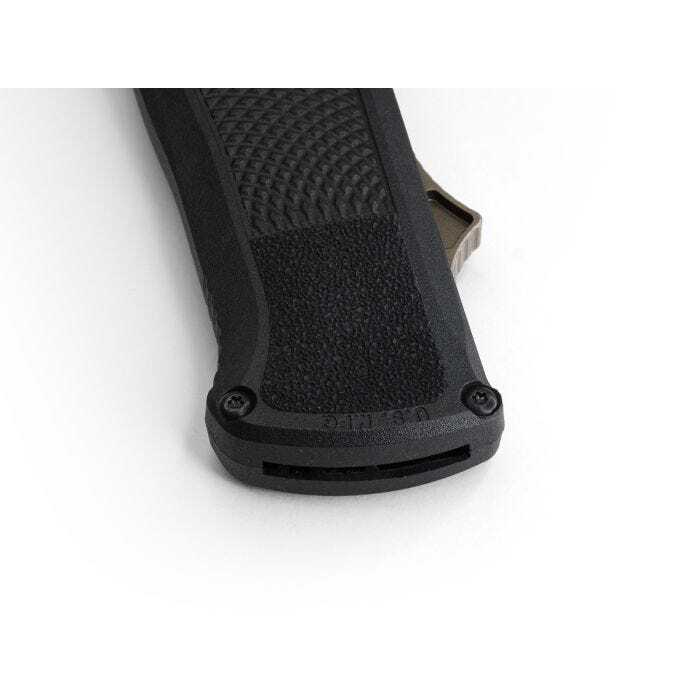 Benchmade - 5370FE - Shootout - OTF Auto - CPM CruWear Coated Tanto - CF-Elite - Black - Image 27