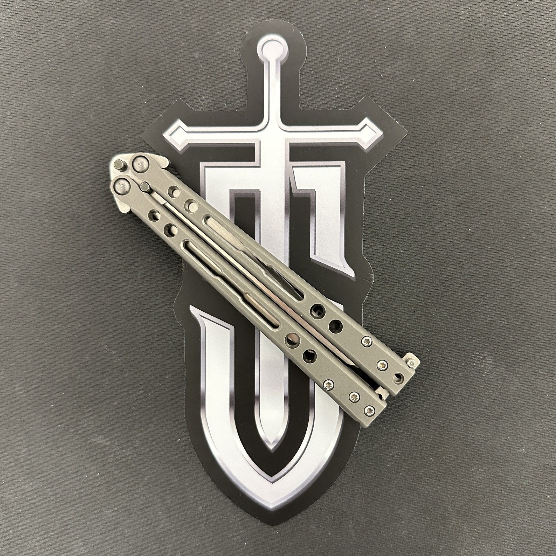 Hom Design - Pre-Owned - HOMSPETI - Specter - Satin S35VN Clip Point - 2 Tone Gray Titanium - Image 5