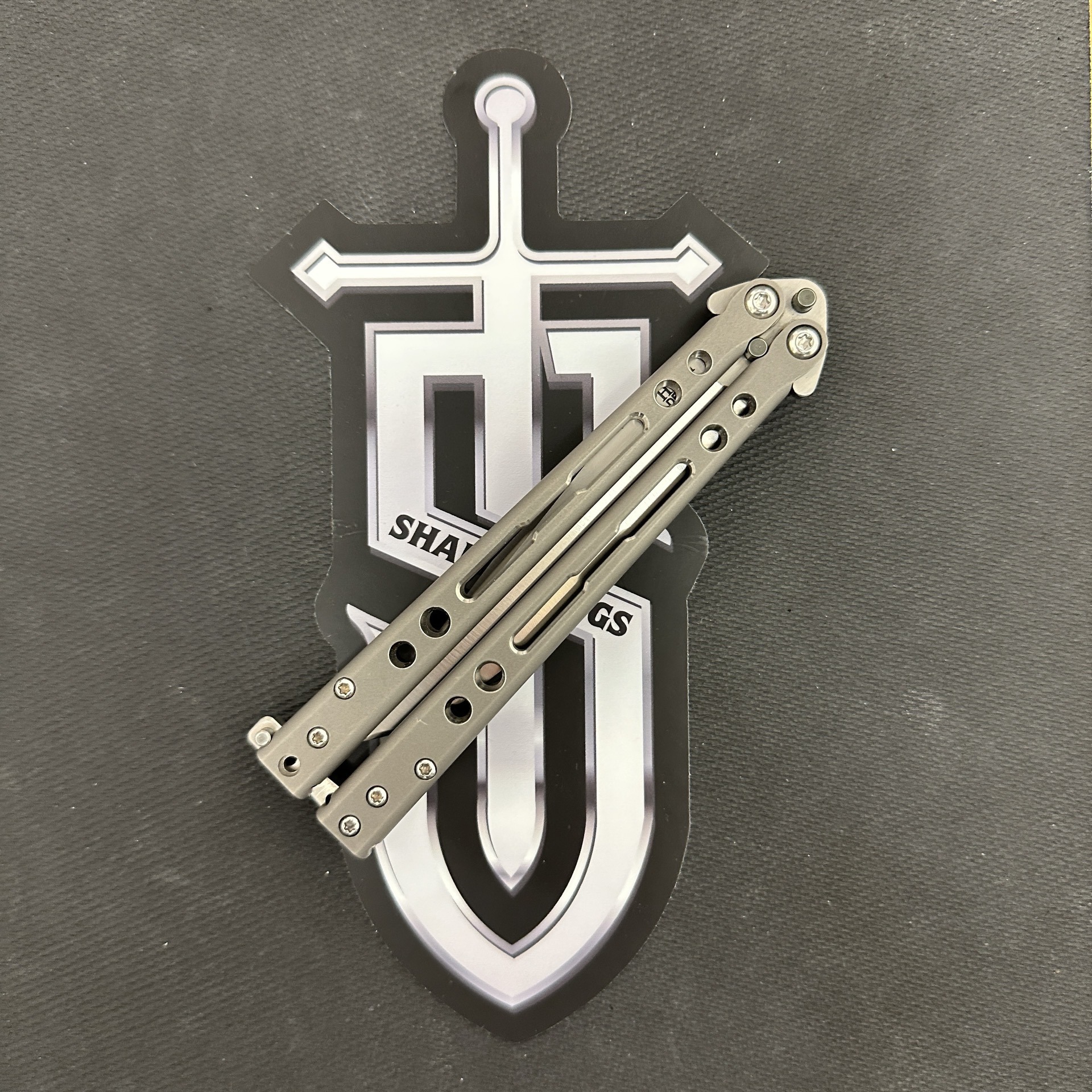 Hom Design - Pre-Owned - HOMSPETI - Specter - Satin S35VN Clip Point - 2 Tone Gray Titanium - Image 4