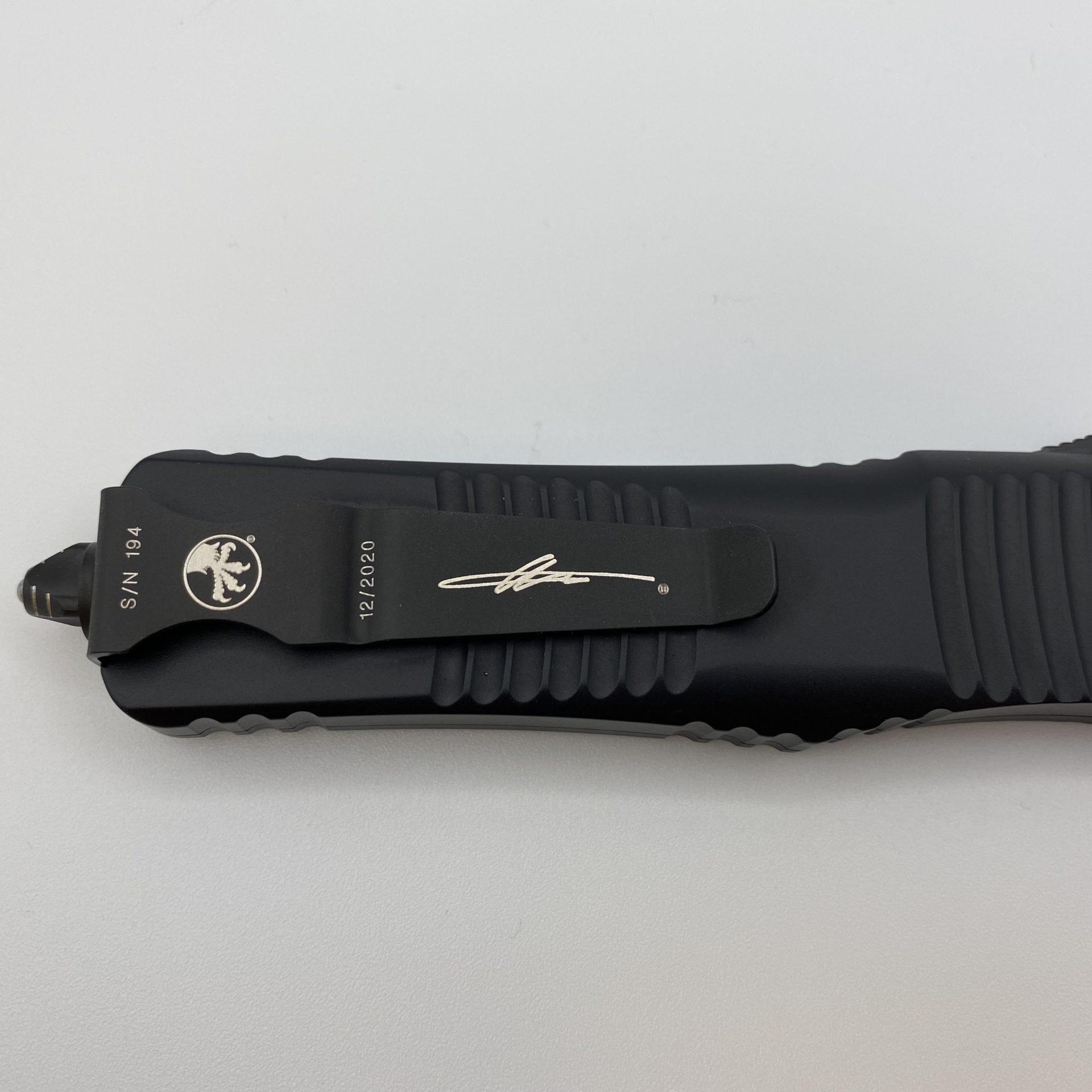 Microtech - 142-16S - Combat Troodon Signature Series - OTF Auto - Damascus Damascus Dagger - 6061-T6 Aluminum - Black - Image 7